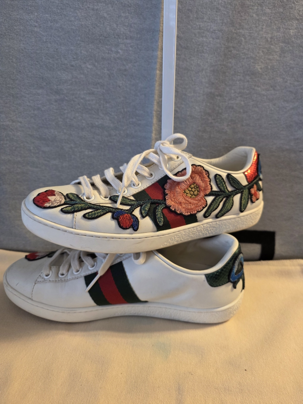 Gucci Ace Floral Embroidered Floral Sneakers with Red-Green Stripe - Picture 4 of 9